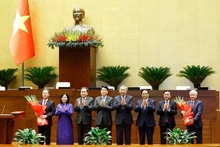 Avec 440 voix pour sur 441 (soit 92,83 % du nombre total de députés), l’Assemblée nationale a adopté une résolution relative à l’élection du président de la Cour populaire suprême du Vietnam pour le mandat 2021-2026. Photo : VNA.