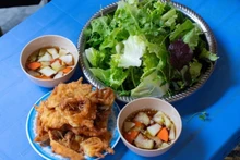 Un stand de beignets de crevettes vieux de 40 ans attire les foules dans une ruelle de Dong Xuan