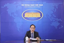 Le ministre des Affaires étrangères Le Hoai Trung participe en ligne et prend la parole lors de la séance d’ouverture. (Photo : Thanh Long)