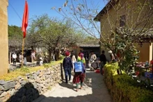 Les visiteurs font la queue pour prendre des photos dans le village. (Photo : Hoang Hieu)