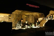 Reconstitution du tunnel de Cu Chi dans la Maison des Traditions à travers la pièce Dat Thep. (Photo : Linh Bao)
