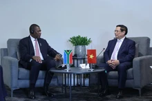 Le Premier ministre Pham Minh Chinh (à droite) rencontre à Johannesburg le vice-président sud-africain Paul Mashatile. Photo : VGP.