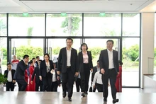 Dans la matinée du 7 novembre 2025, le ministre vietnamien de l’Industrie et du Commerce Nguyen Hong Dien (à droite) et le ministre lao de l’Industrie et du Commerce Malaythong Kommasith (à gauche) ont effectué une visite de travail à l’usine automobile Thanh Cong Viet Hung.