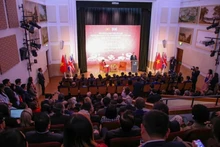 Lors d’un discours à l’Université d’Oxford, à l’occasion de sa visite au Royaume-Uni le 29 octobre, le secrétaire général To Lam a souligné l’effort du Vietnam pour construire un pays « stable à l’intérieur, harmonieux à l’extérieur » : maintenir la stabilité politique et le développement socio-économique en interne, préserver un environnement pacifique, coopératif et respectueux à l’extérieur ; résoudre les différends par des moyens pacifiques et le droit international ; placer l’homme et les intérêts légitimes du peuple au-dessus de tout (Source : VGP).