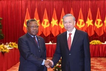 Le secrétaire général du Parti communiste du Vietnam, To Lam (droite) et Jorge Inocencio Dombolo, membre du Bureau politique du Mouvement populaire de libération de l'Angola (MPLA). Photo : VNA.