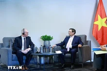 Le Premier ministre Pham Minh Chinh (à droite) et Neil Pollock, vice-président de la Chambre de Commerce et d’Industrie d’Afrique du Sud. Photo : VNA.