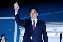 Dans la soirée du 1er novembre, le président Luong Cuong et la délégation vietnamienne de haut niveau ont quitté la ville de Busan. Photo : VNA.