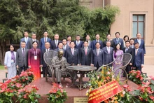Le président Luong Cuong et le personnel de l'ambassade du Vietnam en Chine. Photo : VNA.