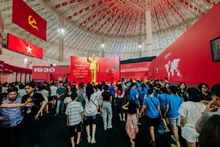 L’espace d’exposition « 95 ans du Drapeau du Parti éclaire la voie », organisé dans le cadre de l’Exposition des réalisations nationales, a attiré un large public venu visiter et vivre l’expérience.