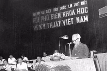 Le Président Ho Chi Minh s’exprime lors du premier Congrès national en 1963. Photo : MST.