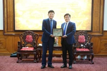 Nguyen Thanh Binh, vice-président permanent du Comité populaire de la ville de Hue, reçoit le consul général par intérim de Chine à Da Nang. Photo: Dautu