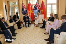 Nguyen Trong Nghia, membre du Bureau politique, secrétaire du Comité central du Parti communiste du Vietnam (PCV) et chef de la Commission centrale de la mobilisation de masse et de l’éducation du Parti, et la gouverneure générale d’Australie, Sam Mostyn. Photo : VNA.