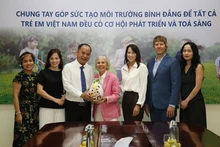 La représentante d’Operation Smile, Mme Kathleen Soracco Magee, a pris une photo souvenir avec la direction du Fonds de protection des enfants du Vietnam. Photo : NFVC.