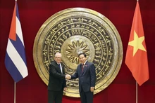 Le vice-président permanent du Bureau de l’Assemblée nationale, Le Quang Manh (à droite), avec Homero Acosta Alvarez, secrétaire général de l’Assemblée nationale du Pouvoir populaire et du Conseil d’État de Cuba. Photo : daibieunhandan.vn