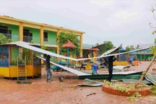 Les établissements scolaires de la commune de Hung Nguyen (province de Nghe An) s’emploient à surmonter les dégâts causés par le typhon n°5. Photo: daibieunhan