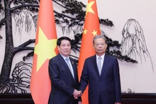 Le président Luong Cuong (gauche) et Zhao Leji, membre du Comité permanent du Bureau politique du Comité central du Parti communiste chinois (PCC) et président du Comité permanent de l'Assemblée populaire nationale (APN). Photo : VNA