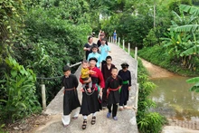 Hoang Thi Vy emmène les enfants découvrir le monde extérieur à travers des activités pratiques.