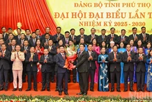 Le président Luong Cuong remet la Décision du Bureau politique et offre des fleurs de félicitations au Comité exécutif du Parti de la province de Phu Tho pour le mandat 2025-2030.