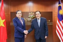 Le président de l’Assemblée nationale du Vietnam, Tran Thanh Man (gauche) et le président du Sénat malaisien, Dato' Awang Bemee Awang Ali Basah. Photo : VNA.