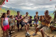 Giàng A La guide des touristes étrangers dans l’usage des instruments de musique traditionnels des H'Mong.