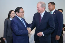 M. Marcus Wallenberg, président du conseil d'administration du groupe SEB et chef du conglomérat Wallenberg, accueille le Premier ministre Phạm Minh Chính lors d’un petit-déjeuner de travail avec les dirigeants des grands groupes économiques suédois. Photo : VGP.