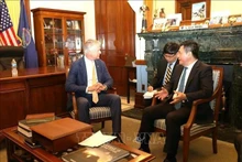 Le ministre vietnamien de l'Industrie et du Commerce, Nguyen Hong Dien (droite) et le sénateur du Kansas, Roger Marshall. Photo : VNA.