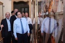 Le Premier ministre Pham Minh Chinh visitent le musée du palais Lascaris. Photo : VGP.