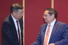 Le Premier ministre Pham Minh Chinh (à droite) rencontre le président de la Banque de Chine (BOC), Ge Haijiao, le 24 juin 2025. Photo : VNA.