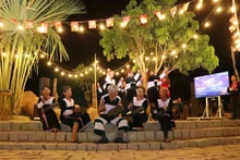 Spectacle culturel interprété par des membres de l'ethnie Ede au service des touristes. Photo : VNA.