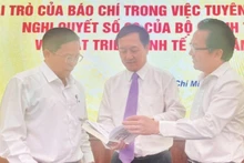 M. Huynh Thanh Dat (au centre) échange avec le journaliste Tô Dinh Tuan, rédacteur en chef du journal Người Lao Động, et M. Nguyen Anh Duc, directeur général de Saigon Co.op, au sujet de la Résolution n° 68 et des moyens de la diffuser largement. Photo: NDEL