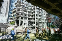 Un bâtiment endommagé après une attaque à Ramat Gan, en Israël. Photo : XINHUA/VNA.