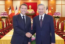 Le secrétaire général du Parti To Lam (droite) et le président français Emmanuel Macron à Hanoï en mai 2025. Photo : VNA.