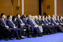 Le Premier ministre Pham Minh Chinh (2e à partir de la gauche, premier rang) lors de la séance plénière d’ouverture de la 16e réunion annuelle des nouveaux champions du Forum économique mondial (FEM). Photo : VGP.