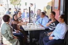 Le Premier ministre Pham Minh Chinh et son épouse rendent visite à la famille de Vo Ba Luan, propriétaire d'un restaurant niçois. Photo : VGP.