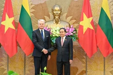 Le président de l'Assemblée nationale du Vietnam, Tran Thanh Man (à droite) et le président lituanien, Gitanas Nauseda. Photo : NDEL.