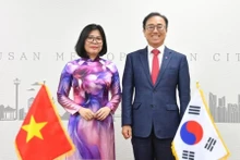 La consule générale Doan Phuong Lan et le vice-maire de Busan, Kim Gwang Hoe. Photo : Baoquocte.