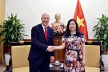 La vice-ministre Le Thi Thu Hang a reçu M. Mark Kent, président du Réseau d’Amitié Vietnam - Royaume-Uni. Photo : baoquocte.