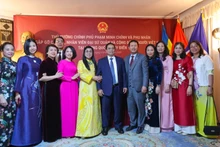 Le Premier ministre Pham Minh Chinh, accompagné de son épouse, rencontre le personnel de l’ambassade et des représentants de la communauté vietnamienne en Suède. Photo : VGP.