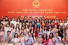 Le Premier ministre Pham Minh Chinh pose avec les représentants de la communauté vietnamienne en Chine, à Tianjin, le 25 juin. Photo : VGP.