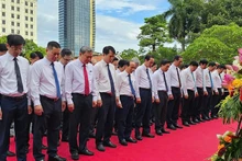La délégation de la province de Thanh Hoa et les journalistes rendent hommage au grand Président Hô Chi Minh. Photo: NDEL