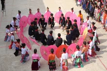 Des élèves du hameau de Can Chu Phin (province de Ha Giang) participent à une activité sous le drapeau autour du thème « Intégrer la culture traditionnelle à l’école ». Photo : NDEL.