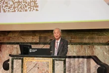 L'ambassadeur du Vietnam en Suisse, Phung The Long prononce le discours d'ouverture de la Journée du Vietnam 2025. Photo : VNA.