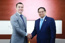 Le Premier ministre Pham Minh Chinh (droite) et le président équatorien Daniel Noboa. Photo : VNA.