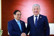 Le Premier ministre Pham Minh Chinh (gauche) et son homologue kirghize, Adylbek Kasimalyev. Photo : VNA.