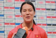 La joueuse viet kieu Nguyen Hoang Nam Mi s’exprime devant les médias avant l’entraînement. Photo : VFF.