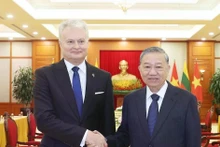 Le secrétaire général du Parti Tô Lâm (droite) reçoit le président lituanien Gitanas Nausėda. Photo : VNA.