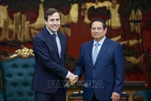 Le 12 mai 2025, à Hanoï, le Premier ministre Pham Minh Chinh reçoit Benjamin Dousa, ministre suédois de la Coopération internationale au développement et du Commerce extérieur. Photo : VNA.
