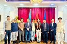 L’ambassadrice du Vietnam au Kazakhstan Pham Thai Nhu Mai, l’Association des intellectuels et entrepreneurs vietnamiens au Kazakhstan. Photo : Ambassade du Vietnam au Kazakhstan.
