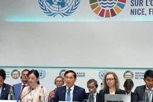 Le vice-Premier ministre vietnamien et ministre des Affaires étrangères du Vietnam, Bui Thanh Son (centre, premier rang) lors de l’événement, à Nice, en France, le 11 juin. Photo : VNA.