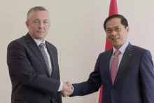 Le vice-Premier ministre et ministre des Affaires étrangères du Vietnam, Bui Thanh Son (à droite) et l’envoyé spécial du président chilien pour les affaires maritimes, Heraldo Munoz, à Nice, en France, le 11 juin. Photo : VNA.